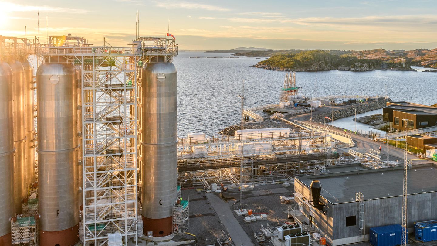 Im westnorwegischen Øygarden soll ab 2024 Kohlendioxid aus der Industrie zwischengelagert werden, bevor es durch eine Pipeline an den Speicherort 110 Kilometer vor der Küste transportiert wird