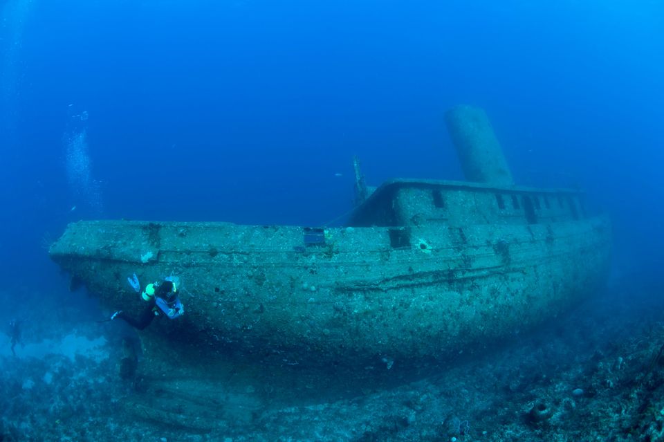 Schiffswrack unter Wasser