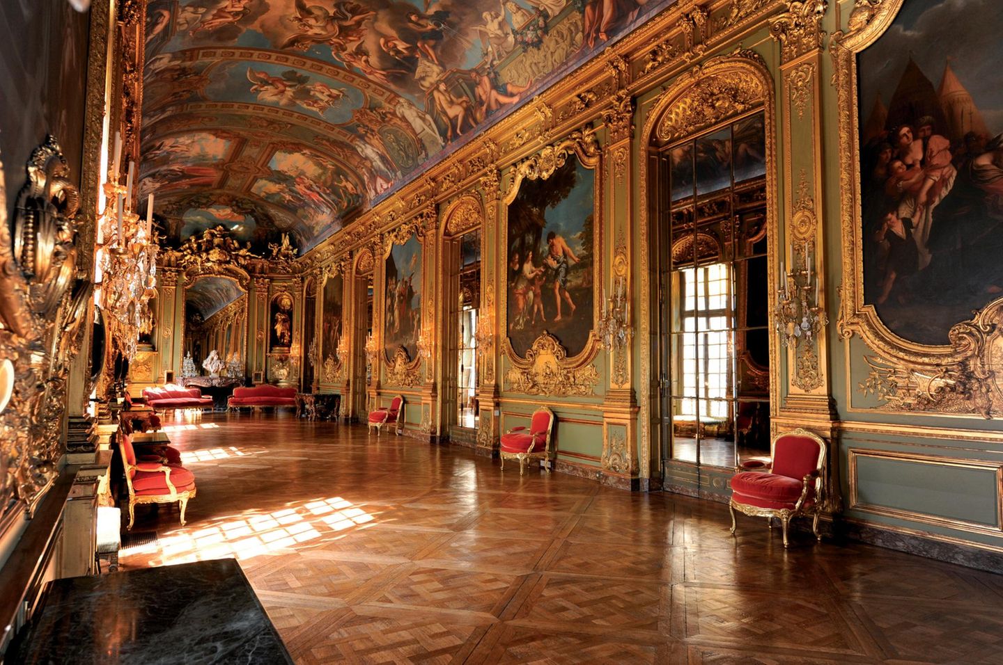 Beim Sonnenkönig: Galerie dorée Prunksaal mit alten italienischen Meistern in üppigen Rahmen.