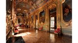 Prunksaal mit alten italienischen Meistern in üppigen Rahmen.