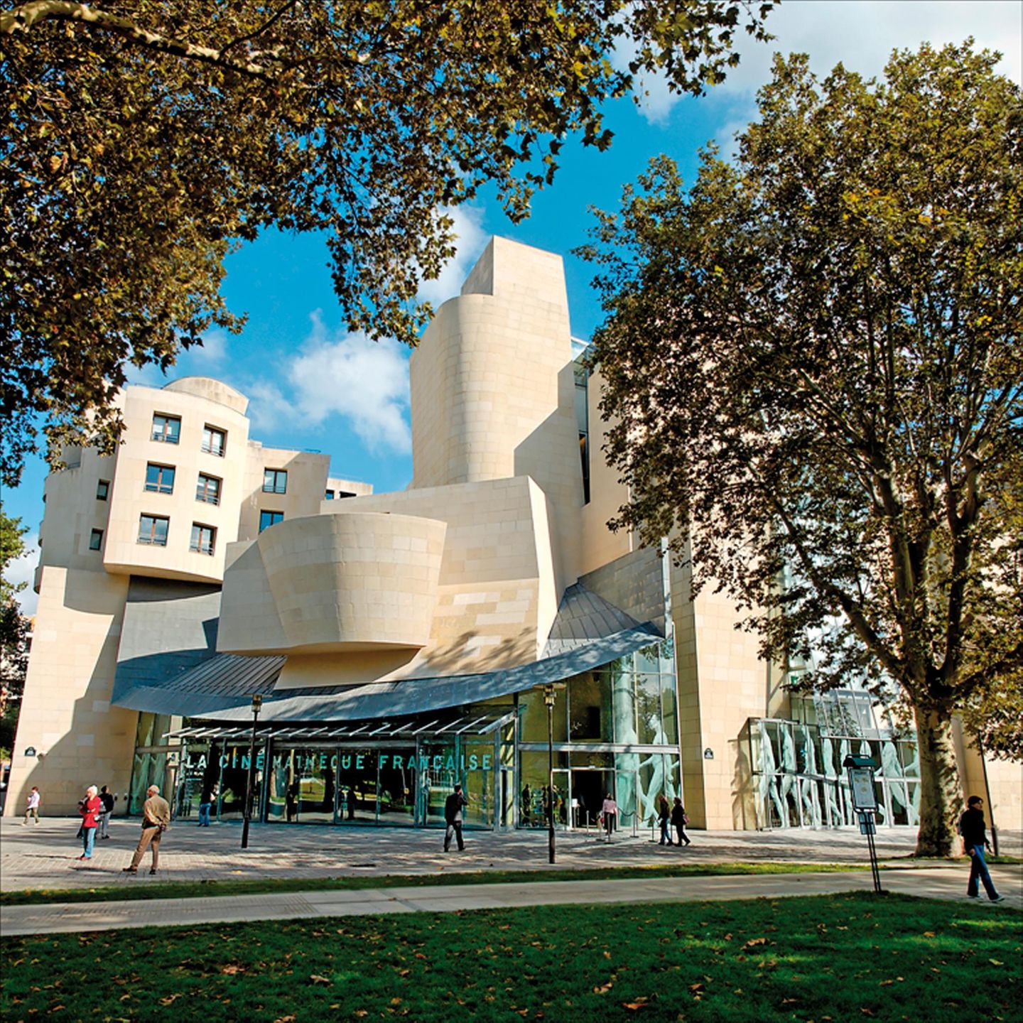 Zu teuer: die Cinémathèque française Zwischen Bäumen ragt das verschachtelte Gebäude in den klaren Himmel.