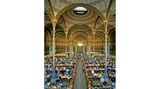 Lesetempel: Salle Labrouste in der alten Nationalbibliothek Lange Tische, an denen vielen Menschen lesen, hohe Kuppel auf Säulen.