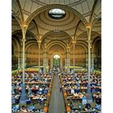 Lange Tische, an denen vielen Menschen lesen, hohe Kuppel auf Säulen.