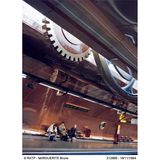 Wartebank mit Menschen, die kupfernen Wände glänzen, zwei Zahnräder schieben sich durchs Dach.