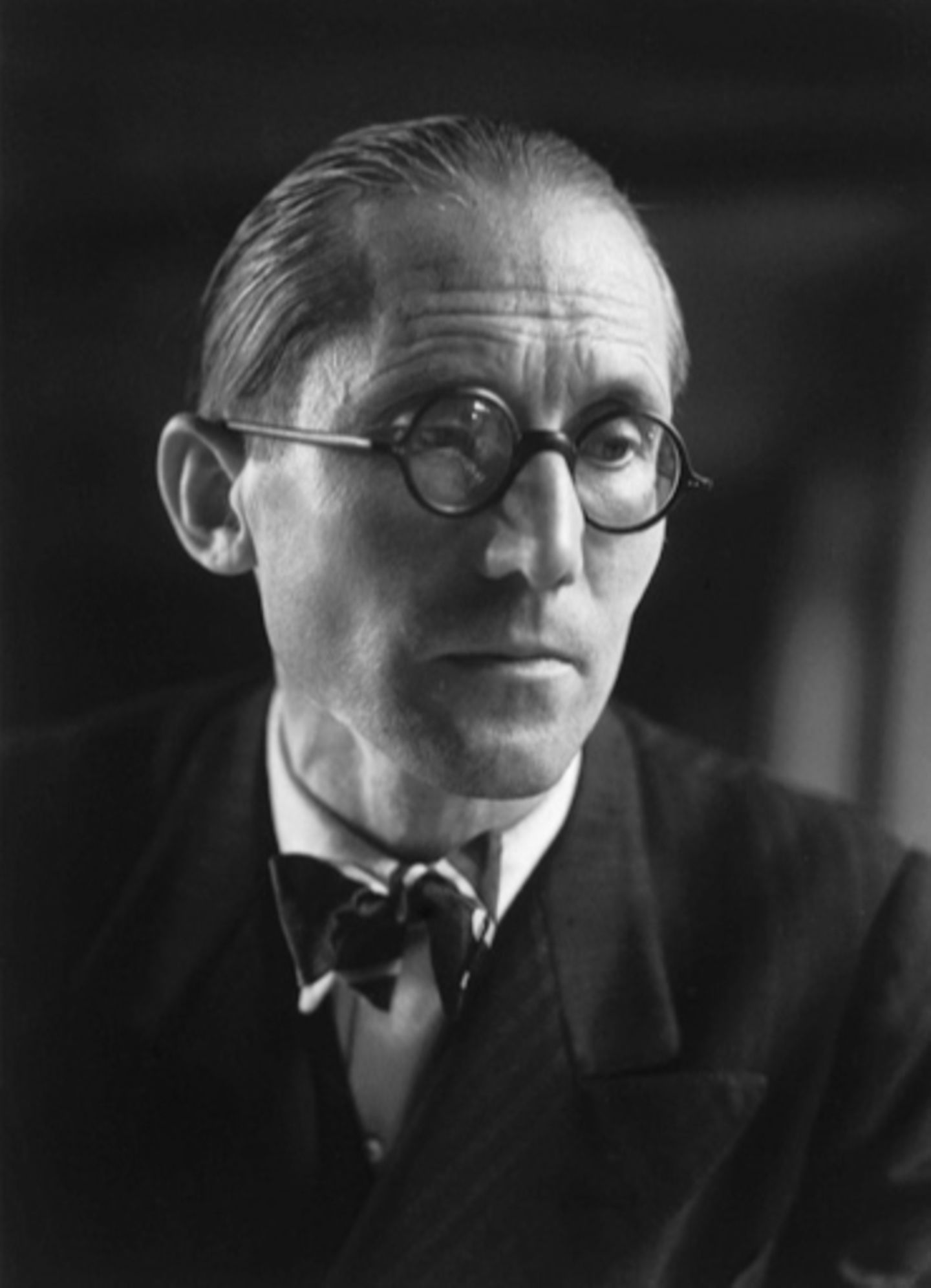 Schöner Wohnen: das Appartement von Le Corbusier Ernstes Porträt des Architeken Le Corbusier mit Brille.