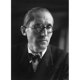 Ernstes Porträt des Architeken Le Corbusier mit Brille.
