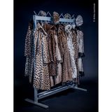 Diese Mäntel wurden aus den Fellen einiger der am stärksten gefährdeten Großkatzen der Welt hergestellt. Beschlagnahmt wurden sie von Zollbeamten in ganz Europa