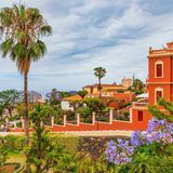 Schon Alexander von Humboldt stand hier 1799 vor seinem Aufbruch nach Südamerika voller Erstaunen und kam zu dem Schluss "…nirgends ein so mannigfaches, so anziehendes, durch die Verteilung von Grün und Felsmassen so harmonisches Gemälde vor mir gehabt zu haben." Geprägt wird die gut elf Kilometer lange Ebene von fruchtbaren Feldern, Palmen, Lavafelsen und dem Städtchen La Orotava. Hier sind besonders die Altstadt mit ihren schönen Plätzen, stilvollen Häusern von 1630 und der Botanische Garten einen Besuch wert. Rund um das Tal führen gut befestigte Wanderwege zu den kleinen Dörfern ohne Massentourismus. 