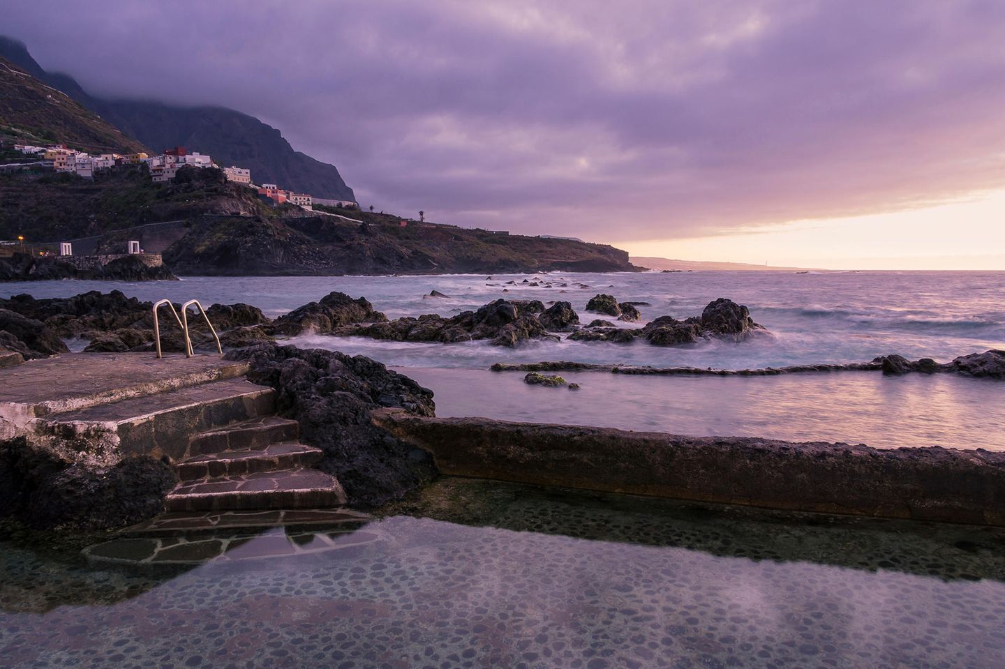 Lava-Naturbäder in Garachico auf Teneriffa im Abendlicht