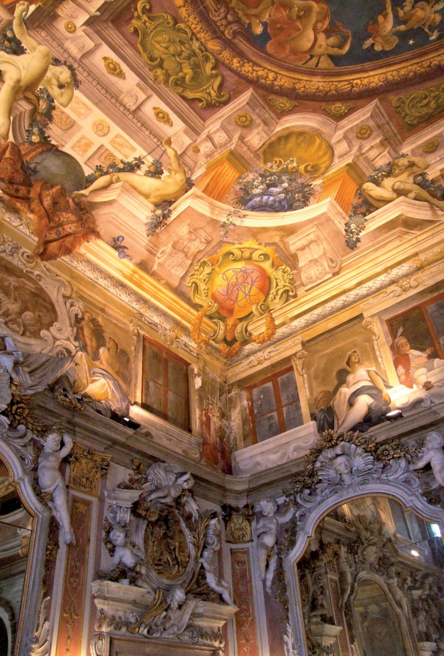 Filmreife Kulisse: der Palazzo Ca'Zenobio Beleuchtete Decke mit Gemälden, Stuck und buntesten Farben