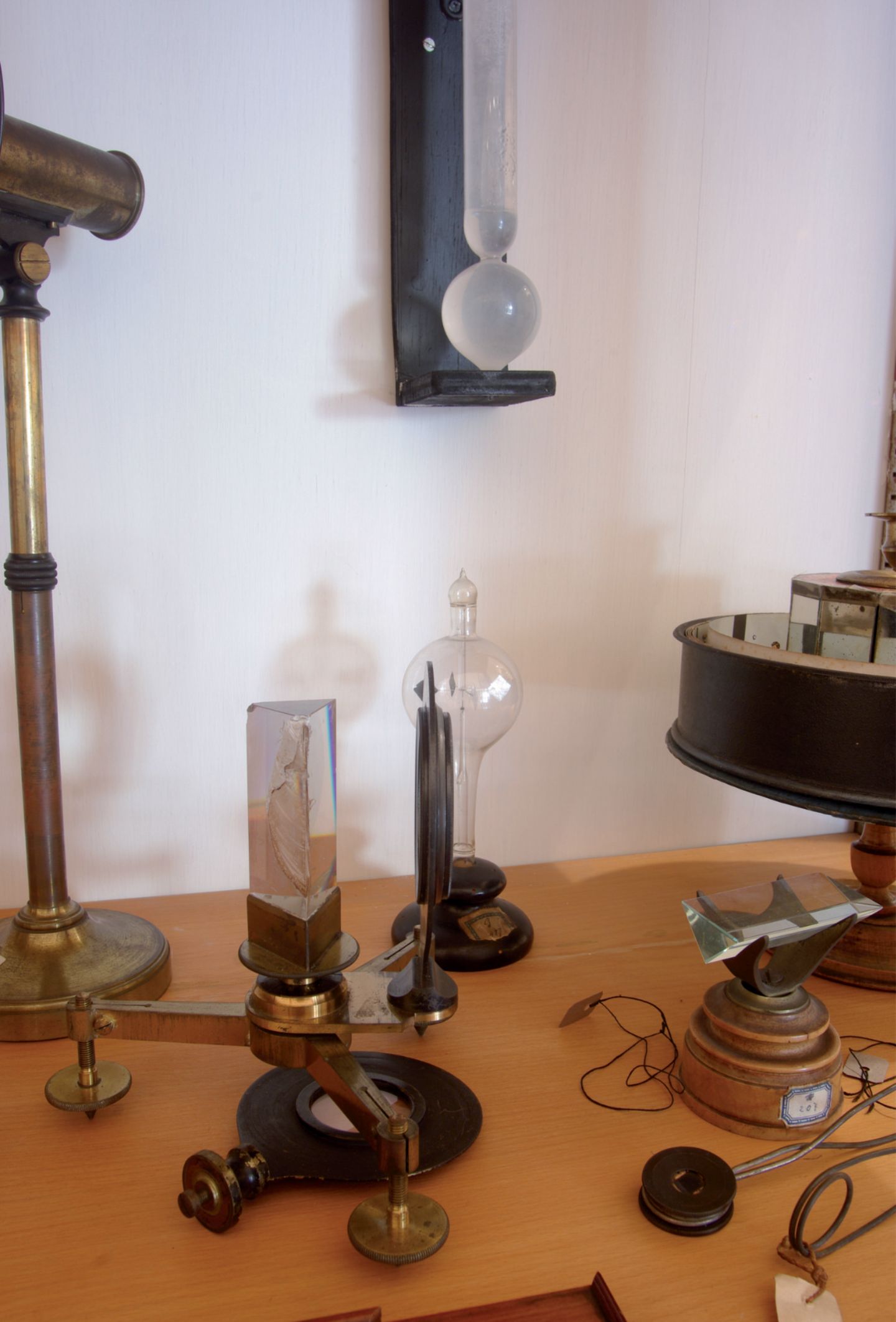 Alles dreht sich: Museum der Physik Knapp 30 000 Venezianer leben aber noch im historischen Zentrum. Vom Alltag in der Stadt bekommt man sehr wenig mit, ein paar Menschen huschen über die Märkte, eine Beerdigung zieht auf Booten vorbei, Kinder gehen in die Schule, auch auf das humanistische Gymnasium "Marco Foscarini“, das 1807 in einem ehemaligen Kloster im Stadtteil Cannaregio gegründet wurde. Der erste Schulleiter war der berühmte Physiker und begeisterte Forscher Abt Antonio Maria Traversi. Seine kostbare Kollektion an physikalischen Instrumenten und Laborausrüstung wird heute im schuleigenen Physikmuseum in einem Hörsaal aus dem 19. Jahrhundert ausgestellt. Prachtexemplar ist der Navigationskompass von Cannini aus dem 18. Jahrhundert (bemalt mit einer Windrose und den Allegorien der Kontinente). Wer sich für eine Führung anmeldet, wird von den Schülern und Schülerinnen fachkundig angeleitet. Nicht nur können diese präzise erklären, wofür die knapp 200 Geräte gut waren, sie bringen auch die Pumpen, Rädchen, Kolben, Kurbeln und Pendel in Gang und machen kleine Versuche. Sehr unterhaltsam.