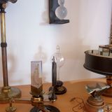 Knapp 30 000 Venezianer leben aber noch im historischen Zentrum. Vom Alltag in der Stadt bekommt man sehr wenig mit, ein paar Menschen huschen über die Märkte, eine Beerdigung zieht auf Booten vorbei, Kinder gehen in die Schule, auch auf das humanistische Gymnasium "Marco Foscarini“, das 1807 in einem ehemaligen Kloster im Stadtteil Cannaregio gegründet wurde. Der erste Schulleiter war der berühmte Physiker und begeisterte Forscher Abt Antonio Maria Traversi. Seine kostbare Kollektion an physikalischen Instrumenten und Laborausrüstung wird heute im schuleigenen Physikmuseum in einem Hörsaal aus dem 19. Jahrhundert ausgestellt. Prachtexemplar ist der Navigationskompass von Cannini aus dem 18. Jahrhundert (bemalt mit einer Windrose und den Allegorien der Kontinente). Wer sich für eine Führung anmeldet, wird von den Schülern und Schülerinnen fachkundig angeleitet. Nicht nur können diese präzise erklären, wofür die knapp 200 Geräte gut waren, sie bringen auch die Pumpen, Rädchen, Kolben, Kurbeln und Pendel in Gang und machen kleine Versuche. Sehr unterhaltsam.