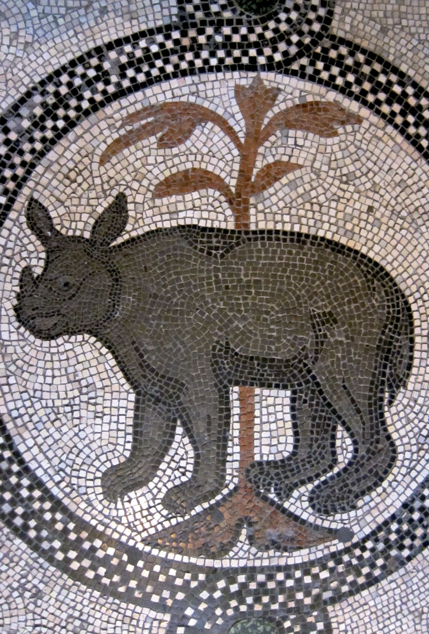 Nashorn als Bodenmosaik mit Blattwerk