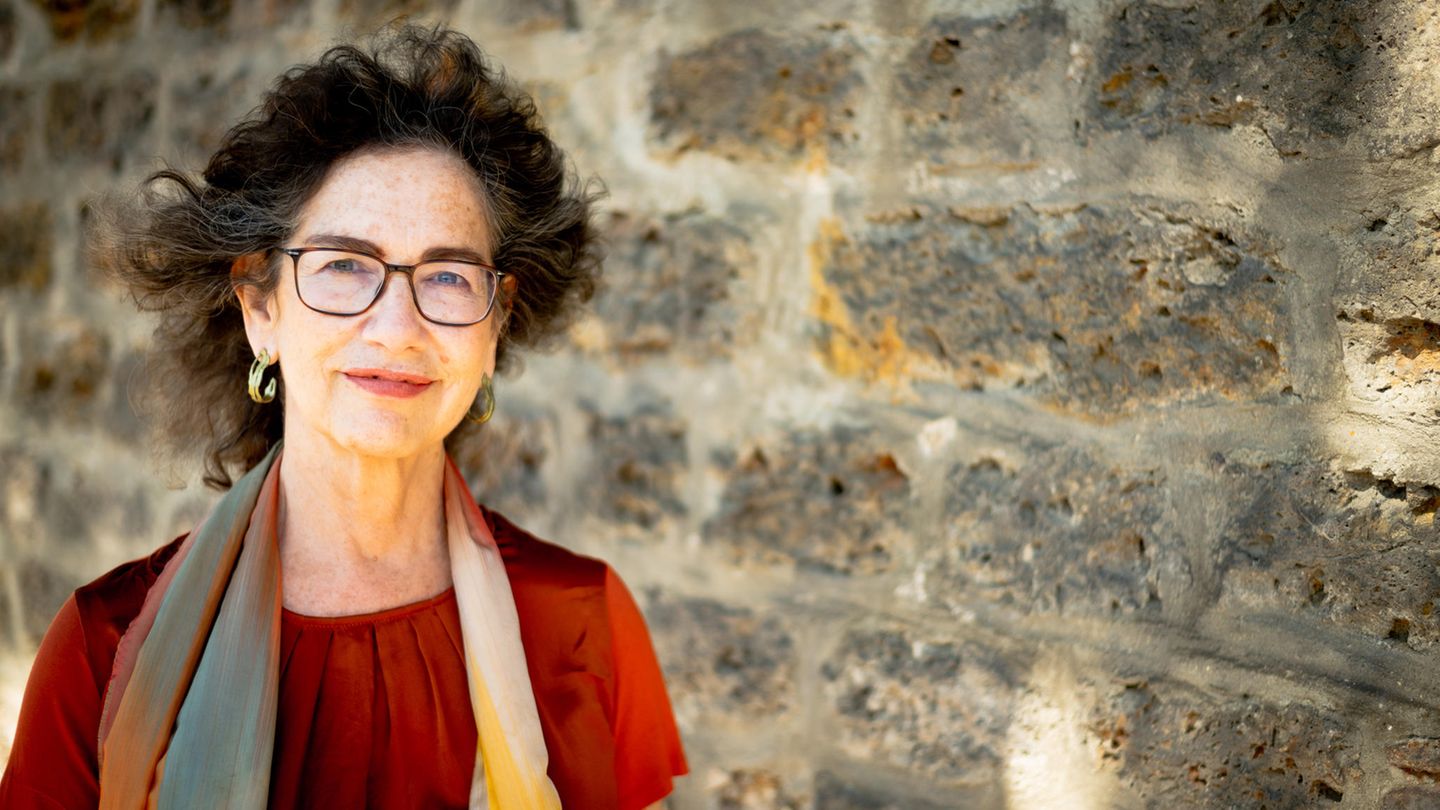 Susan Neiman posiert an einer Steinmauer