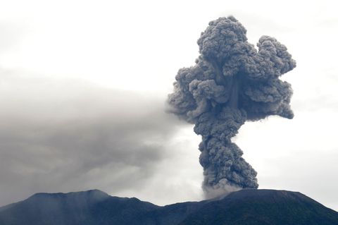 Ausbruch des Marapivulkan, Krater und Aschewolke.