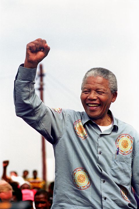 Nelson Mandela reckt die Faust in die Luft und lacht