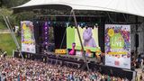 Die Bühne vom GEOlino LIVE Festival. Zahlreiche Menschen stehen davor und DIKKA steht auf der Bühne.