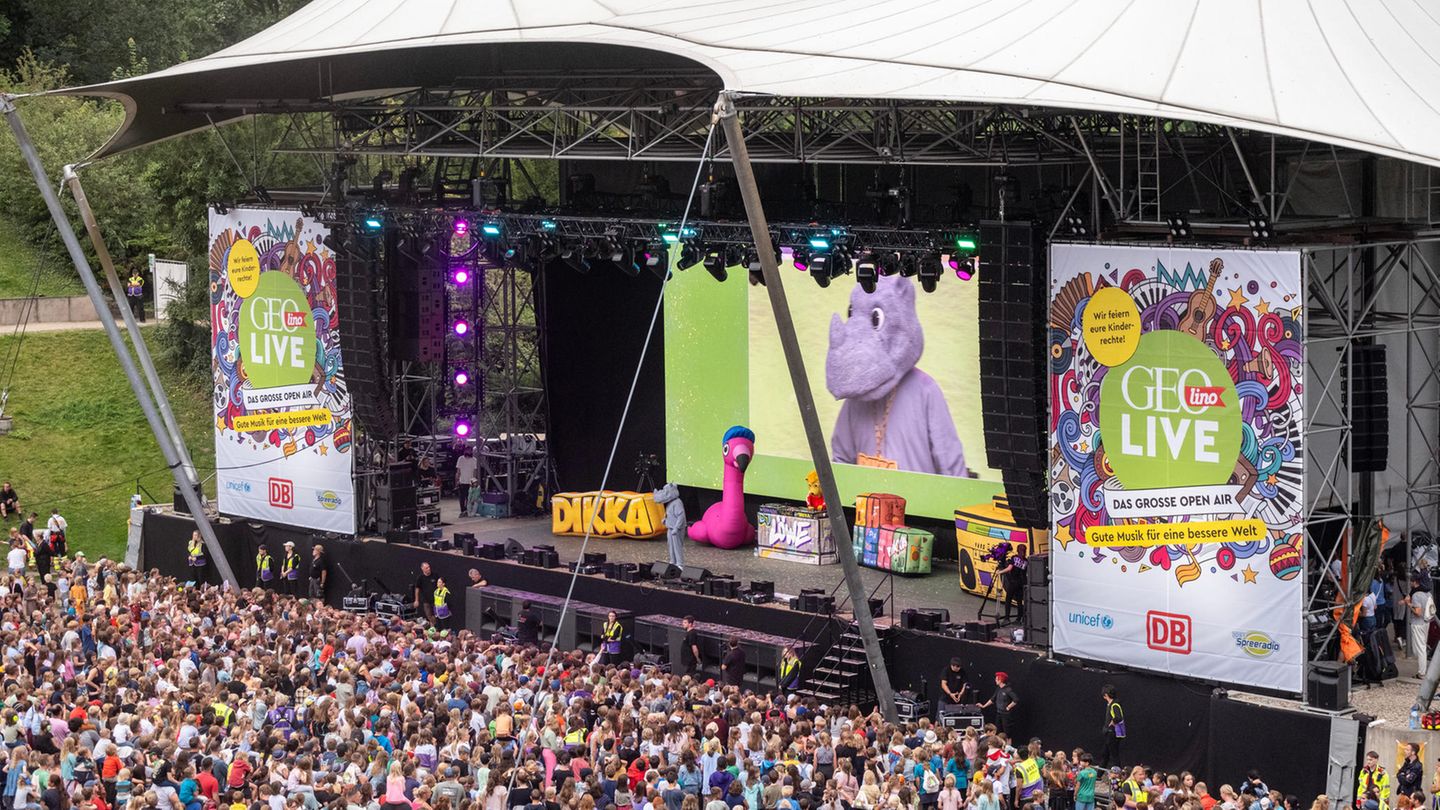 Die Bühne vom GEOlino LIVE Festival. Zahlreiche Menschen stehen davor und DIKKA steht auf der Bühne.