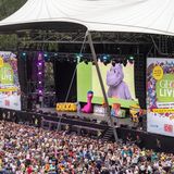 Die Bühne vom GEOlino LIVE Festival. Zahlreiche Menschen stehen davor und DIKKA steht auf der Bühne.