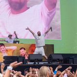 Bürger Lars Dietrich steht auf der Bühne