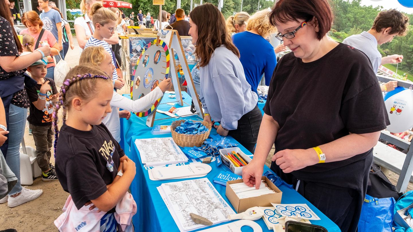 Die UNICEF verteilt Giveaways an Kinder.