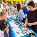 Die UNICEF verteilt Giveaways an Kinder.