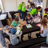 Kinder malen zusammen.