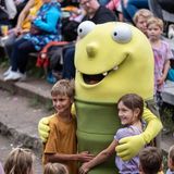 Georg hat zwei Kinder im Arm