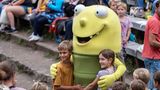 Georg hat zwei Kinder im Arm