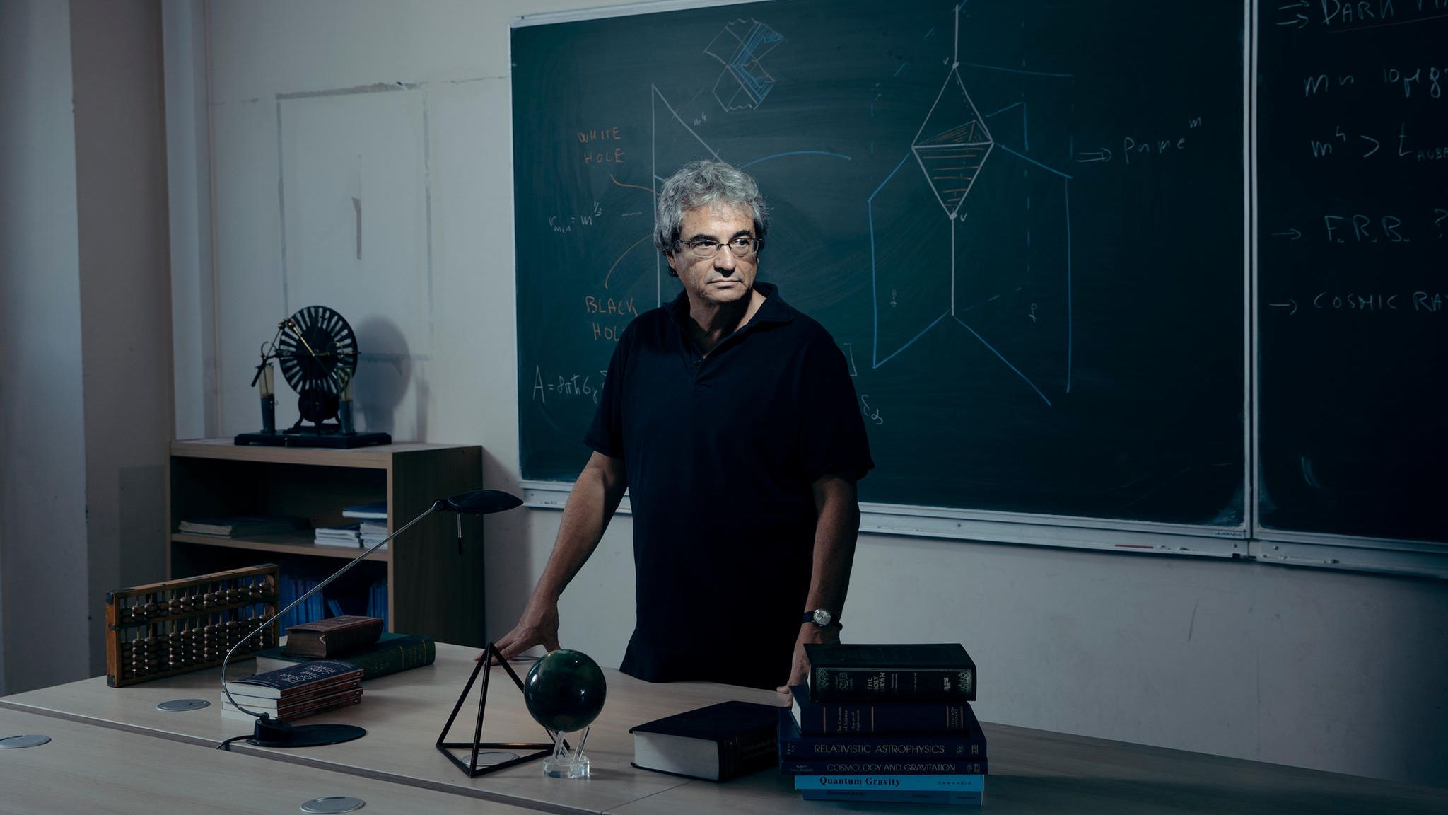 Ein Mann steht vor einer Tafel