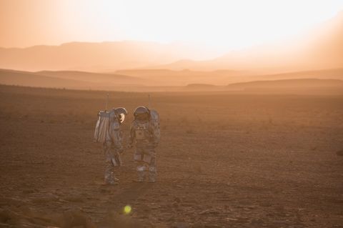 Zwei Menschen in Raumanzügen im Sonnenuntergang