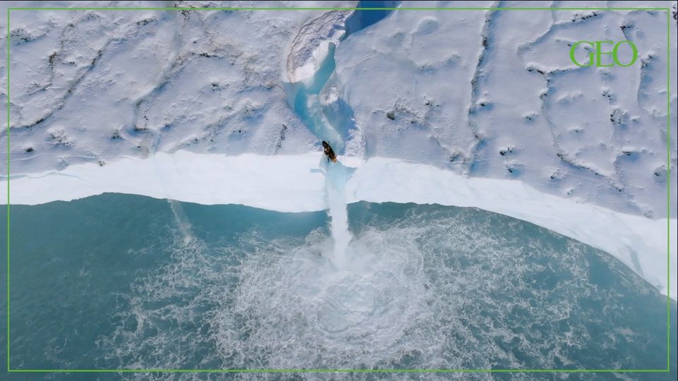 Profisport: Extrem-Kajakfahrer meistert 20-Meter-Sprung von Gletscher-Wasserfall