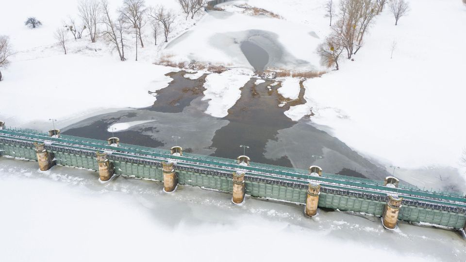Lauftaufnahme des Pretziener Wehrs im schneereichen Winter