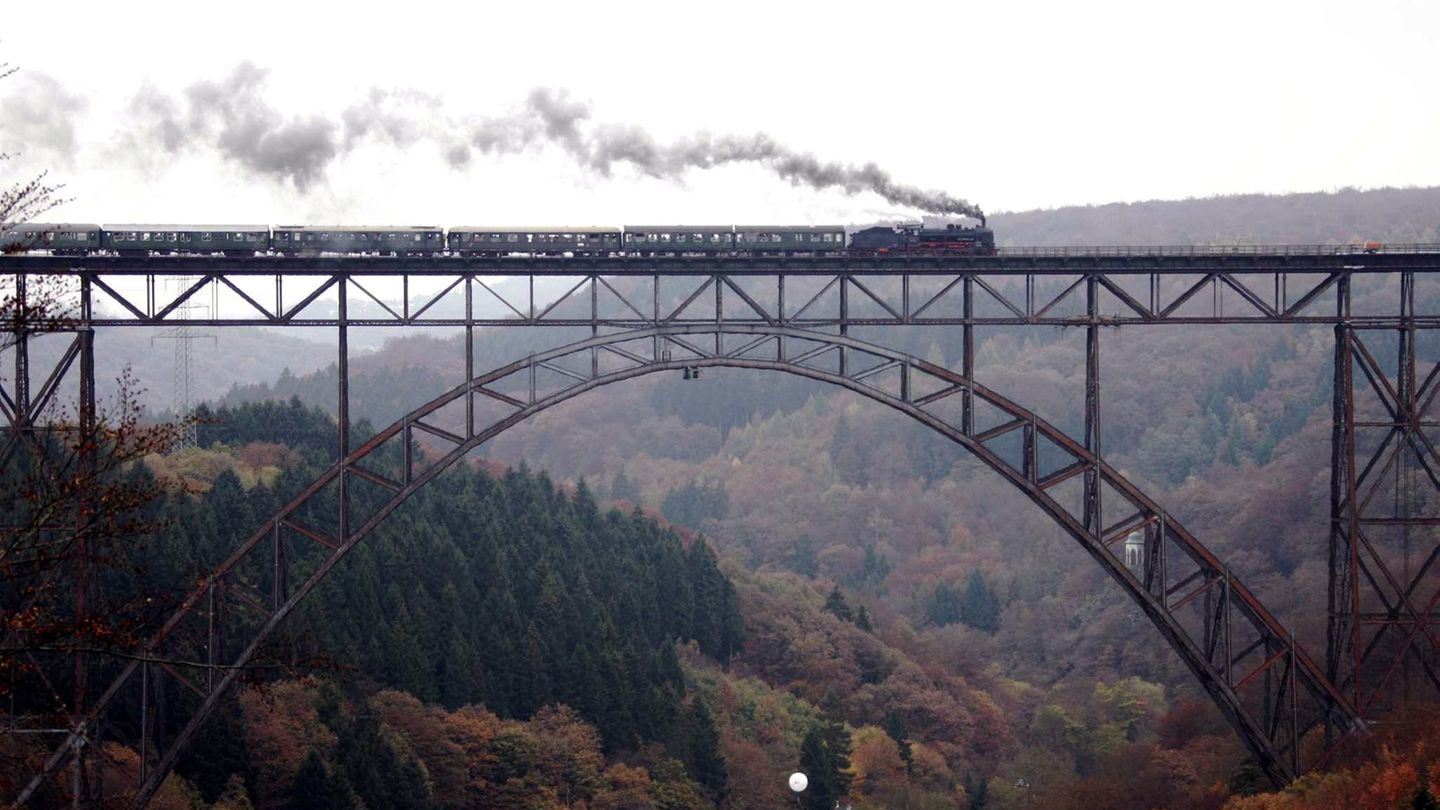 Ein von einer Dampflok gezogener Zug  überquert die Müngstener Brücke