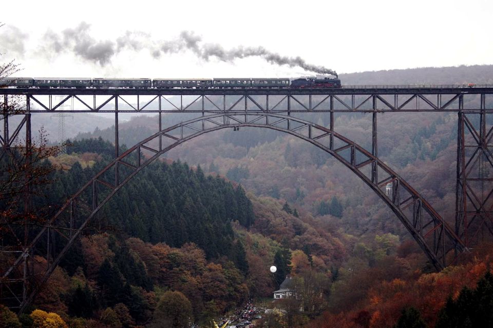 Ein von einer Dampflok gezogener Zug  überquert die Müngstener Brücke  1.5081