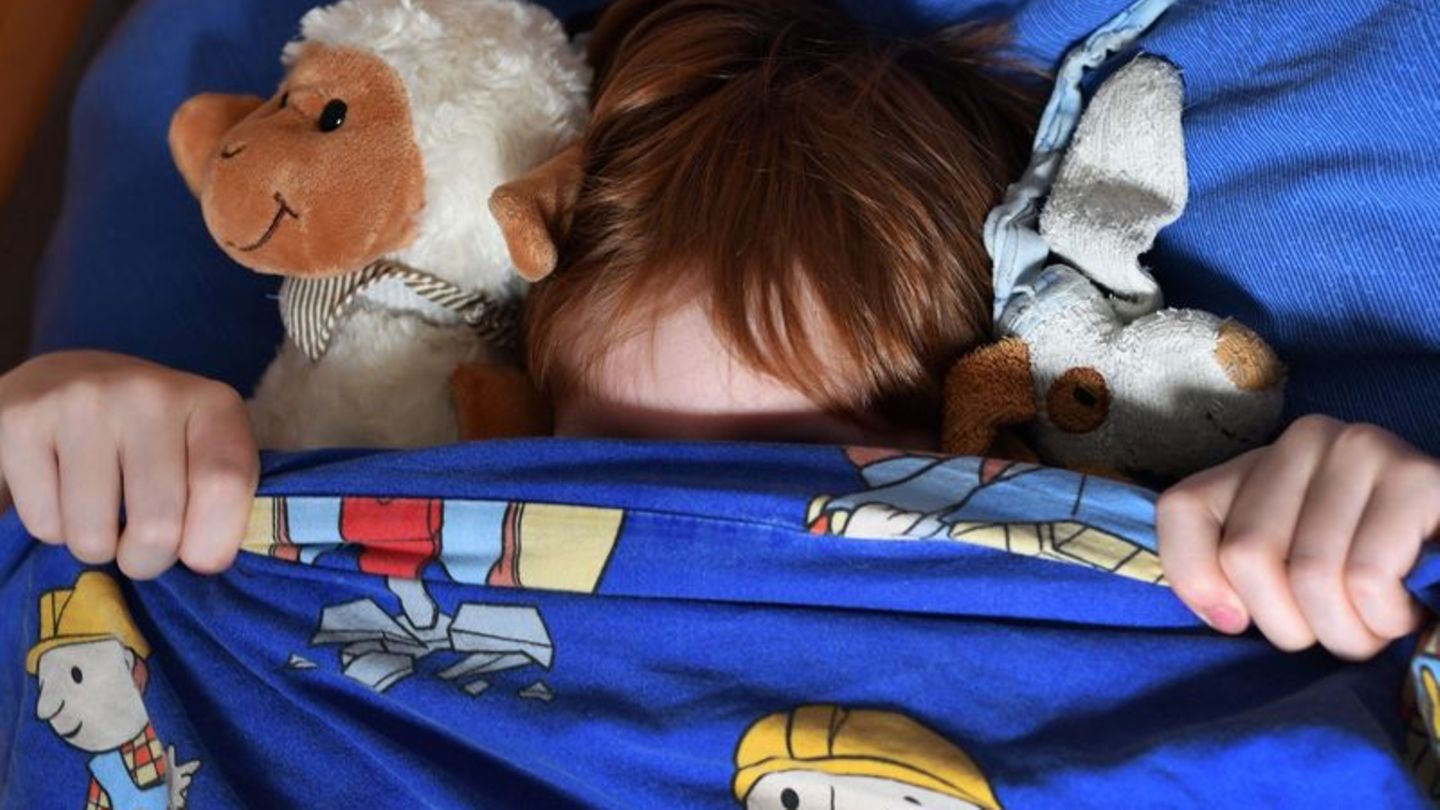 Manchmal fällt das Einschlafen schwer. Kinderärzte empfehlen Einschlafroutinen statt frei käuflicher Mittelchen. Foto: Jens Kala Manchmal fällt das Einschlafen schwer. Kinderärzte empfehlen Einschlafroutinen statt frei käuflicher Mittelchen. Foto: Jens Kala