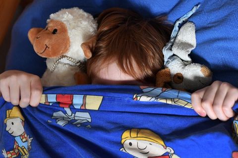 Manchmal fällt das Einschlafen schwer. Kinderärzte empfehlen Einschlafroutinen statt frei käuflicher Mittelchen. Foto: Jens Kala