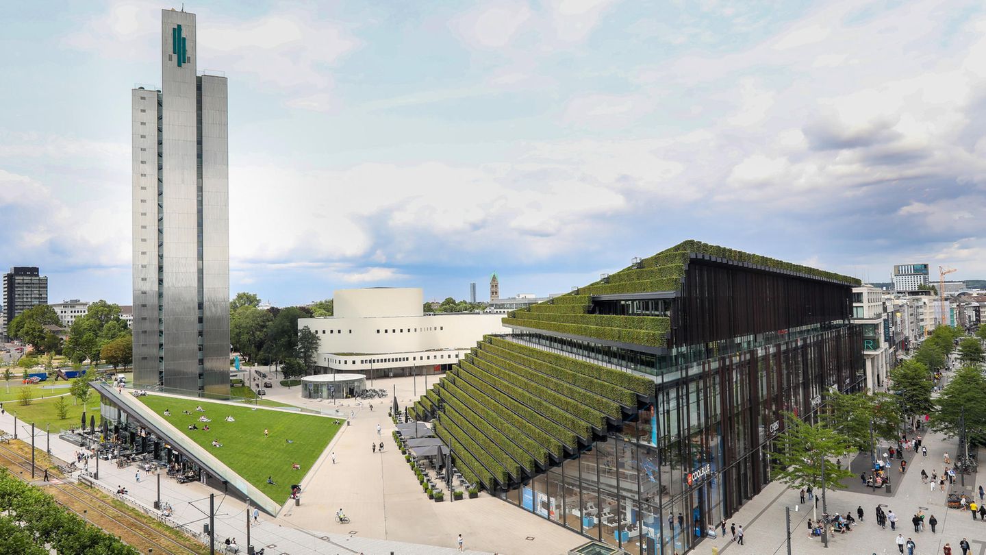 Gebäude mit Platz und spazierenden Menschen