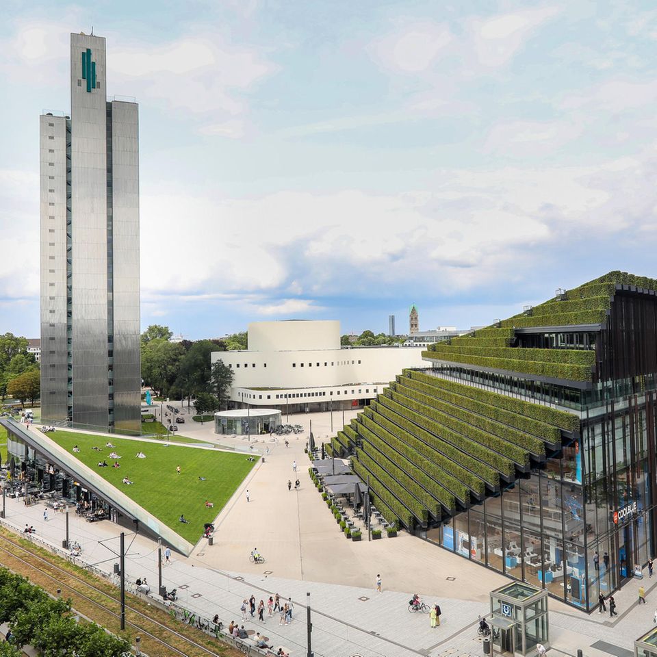 Gebäude mit Platz und spazierenden Menschen