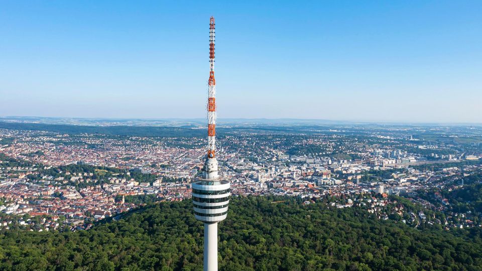Luftaufnahme: Stuttgarter Fernsehturm mit Stadtpanoramo im Hintergrund