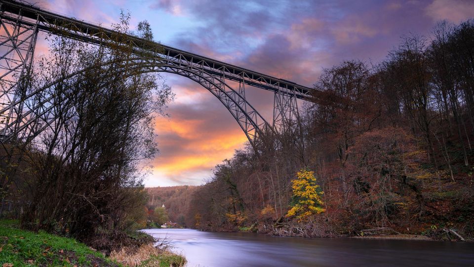 Gestützt von einem 180 Meter weiten Bogen quert die Müngstener Brücke die Wupper zwischen Solingen und Remscheid in luftigen 107 Metern Höhe – und ist damit die höchste Eisenbahnbrücke Deutschlands