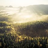 Trockental "Kleiner Zschand" liegt im Nebel und Sonnenlicht fällt über die Szenerie