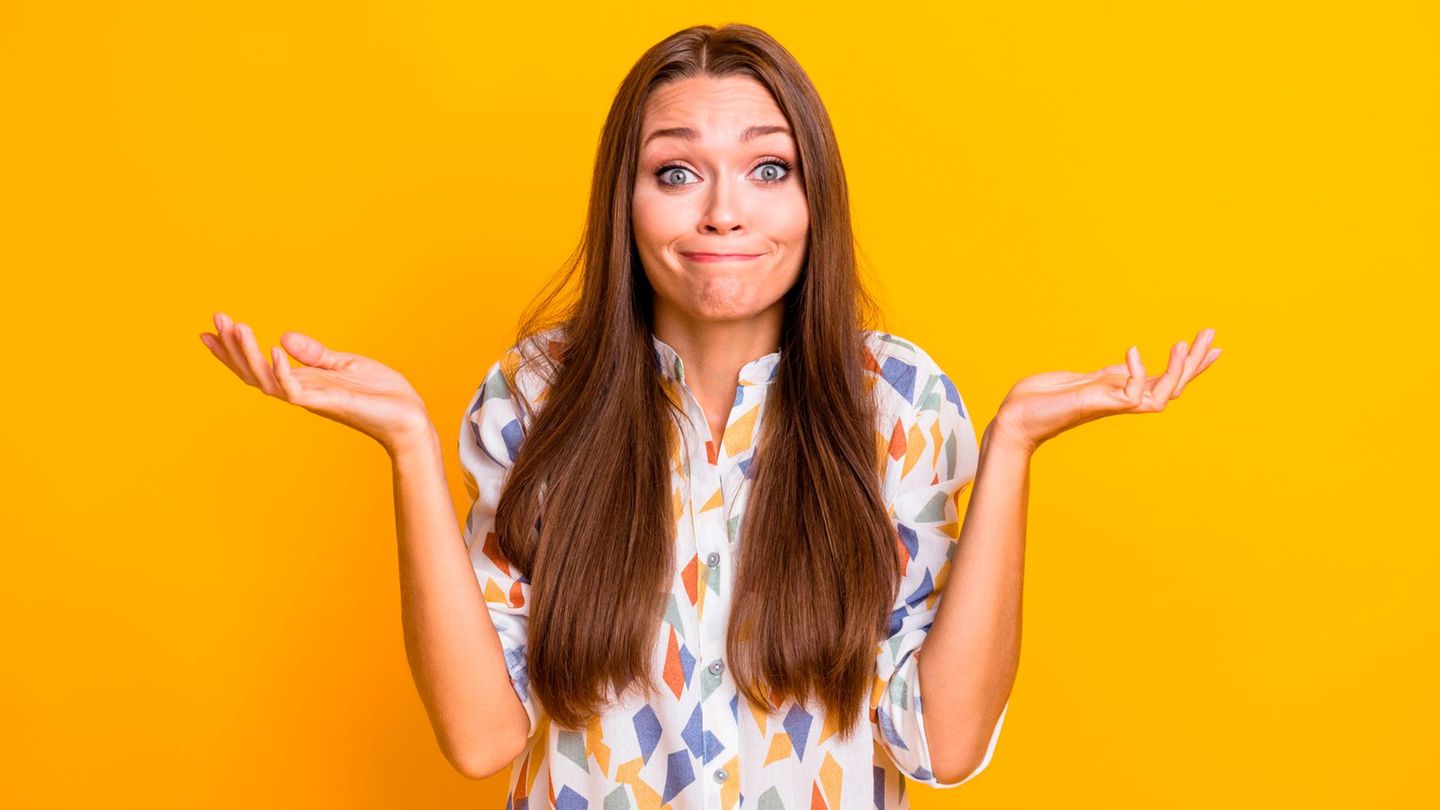 Frau zuckt mit den Achseln