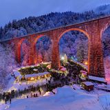 Ravenna-Brücke im Winter mit Weihnachtsmarkt