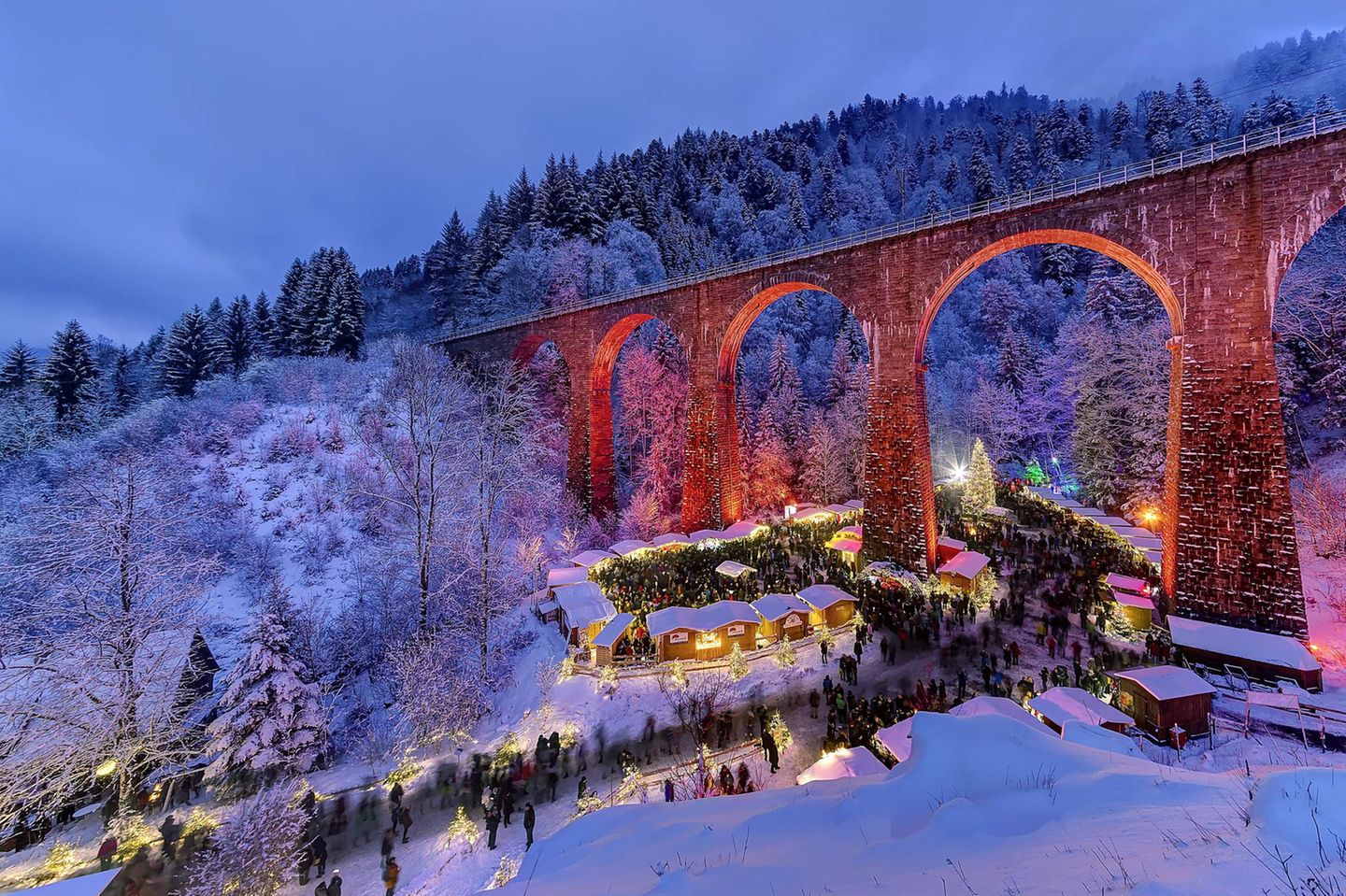 Ravenna-Brücke im Winter mit Weihnachtsmarkt