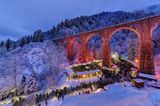 Ravenna-Brücke im Winter mit Weihnachtsmarkt