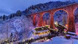 Ravenna-Brücke im Winter mit Weihnachtsmarkt