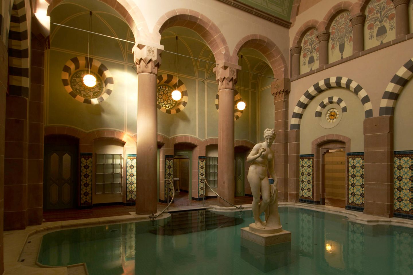 Thermen: Einmal Durchwärmen und Durchstarten Palais Thermalbad