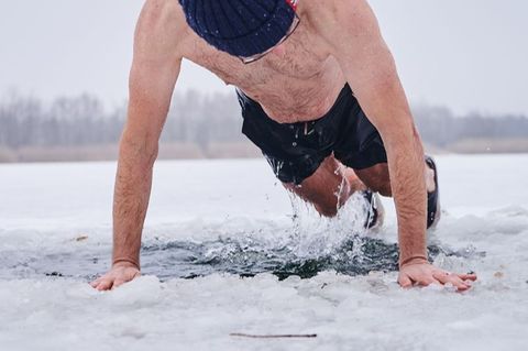 30 Sekunden können schon viel sein: Beim Eisbaden ist es ein Muss, auf die Signale des eigenen Körpers zu hören. Foto: Annette R
