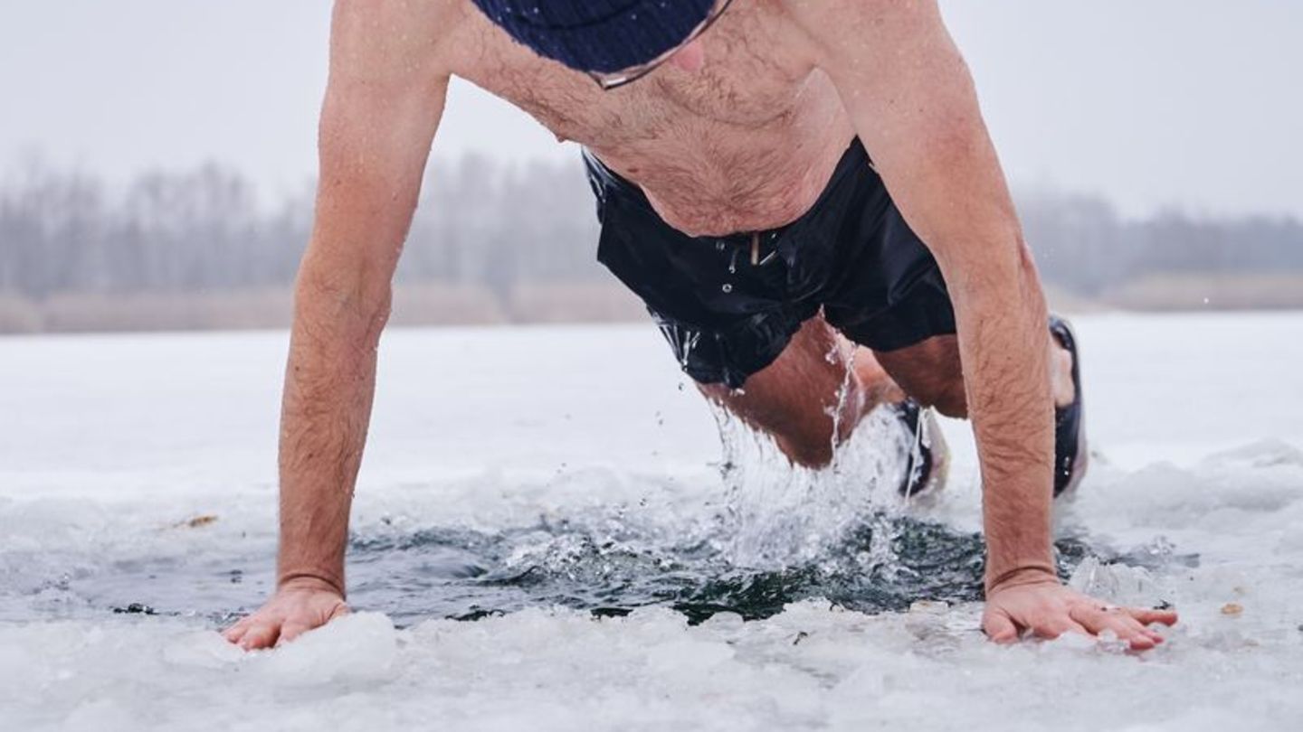 30 Sekunden können schon viel sein: Beim Eisbaden ist es ein Muss, auf die Signale des eigenen Körpers zu hören. Foto: Annette R